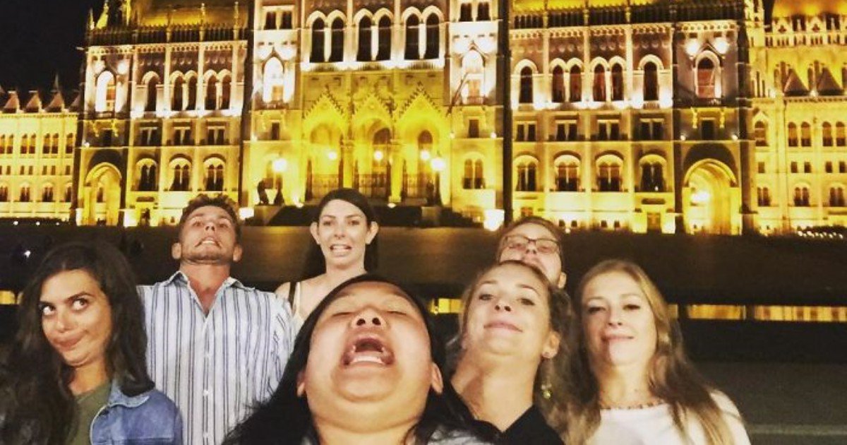 chinnng funny selfies instagram michelle liu 3 59e060f64391e  700 1.jpg?resize=412,275 - 재미있는 포즈로 세계의 기념 사진을 찍은 여성... 누리꾼 '폭소'