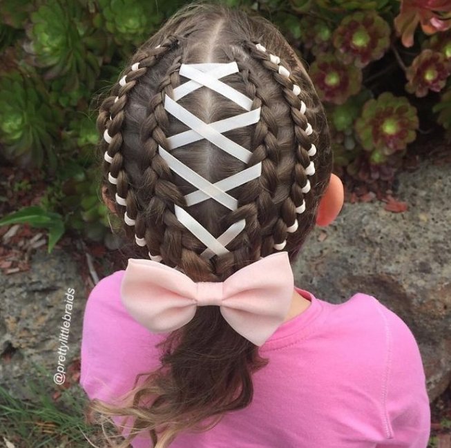 screen shot 2016 11 04 at 10 52 24 - Mom Braids Her Daughter's Hair In A Stunning Way