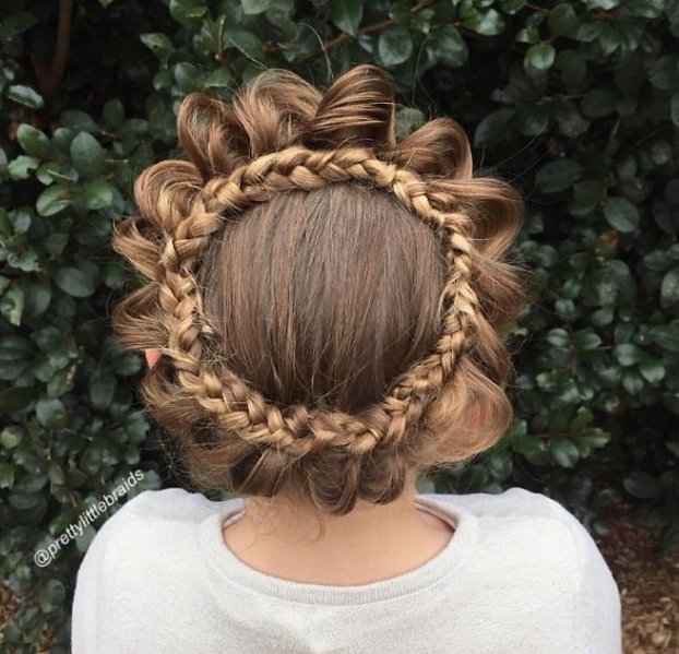 screen shot 2016 11 04 at 10 52 33 - Mom Braids Her Daughter's Hair In A Stunning Way
