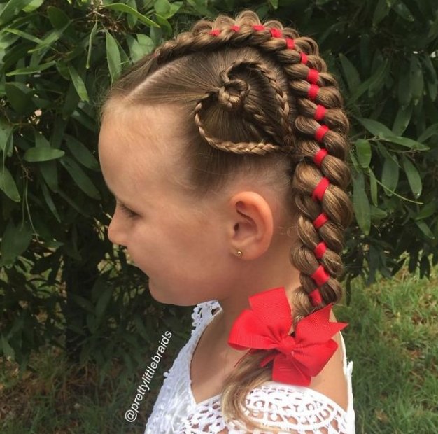 screen shot 2016 11 04 at 10 52 49 - Mom Braids Her Daughter's Hair In A Stunning Way