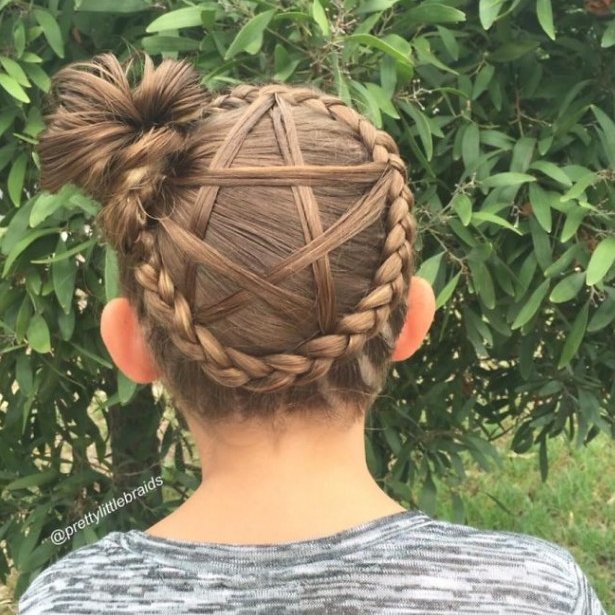 screen shot 2016 11 04 at 10 52 55 - Mom Braids Her Daughter's Hair In A Stunning Way