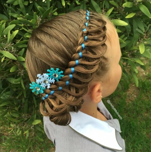 screen shot 2016 11 04 at 10 53 23 - Mom Braids Her Daughter's Hair In A Stunning Way