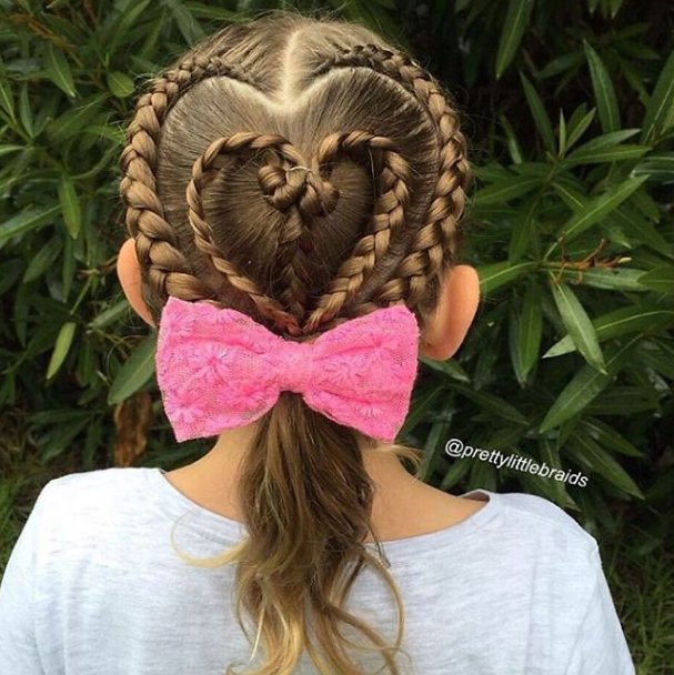 screen shot 2016 11 04 at 10 53 30 - Mom Braids Her Daughter's Hair In A Stunning Way