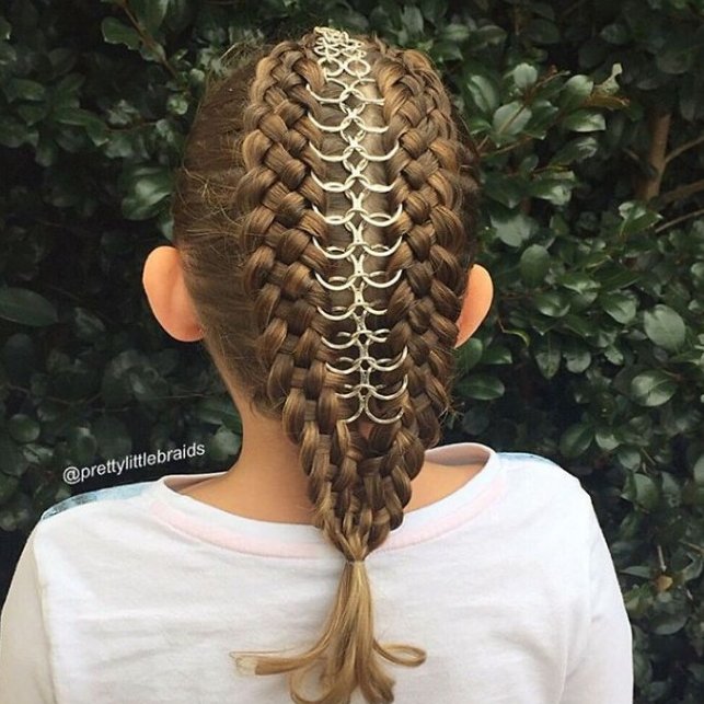 screen shot 2016 11 04 at 10 53 53 - Mom Braids Her Daughter's Hair In A Stunning Way