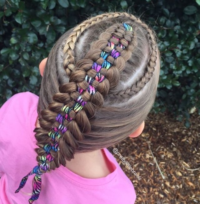 screen shot 2016 11 04 at 10 53 58 - Mom Braids Her Daughter's Hair In A Stunning Way