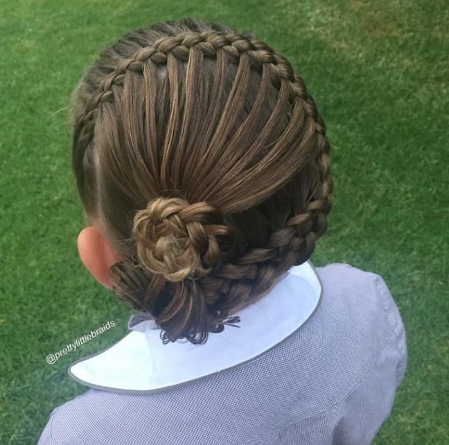 screen shot 2016 11 04 at 10 54 10 - Mom Braids Her Daughter's Hair In A Stunning Way