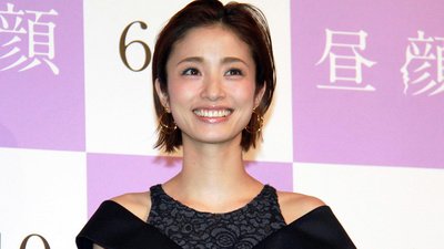 ショートヘアの髪型がかわいいと評判の上戸彩 どんな髪型でも似合う Hachibachi