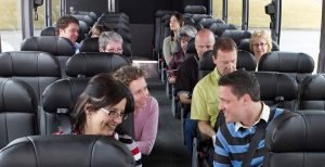 Resultado de imagem para PESSOAS MAIS FELIZES CONVERSAM COM DESCONHECIDOS NO TRANSPORTE PÃBLICO