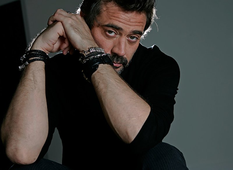 Jeffrey Dean Morgan poses for a portrait in his home in Studio City on March 2, 2009. Morgan a actor from Greys Anatomy fame is now starring in Watchmen wit a far more brutal character. (Photo by Anne Cusack/Los Angeles Times via Getty Images)
