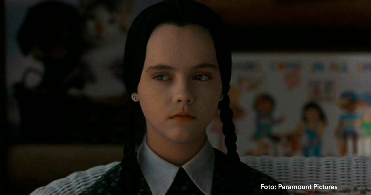 cover 15.jpg?resize=412,275 - ¡Mira cómo se ve actualmente Merlina, la hija de los populares Locos Addams!