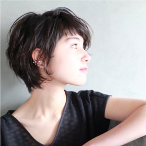 丸顔の方がオシャレに黒髪でショートヘアにするには Hachibachi