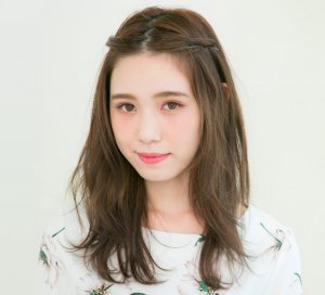 いつもと違う雰囲気に 伸ばしかけの前髪でできる簡単でおしゃれなヘアアレンジとは Hachibachi