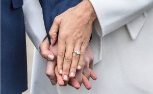 LONDON, ENGLAND - NOVEMBER 27: A close up of Meghan Markle's engagement ring during an official photocall to announce the engagement of Prince Harry and actress Meghan Markle at The Sunken Gardens at Kensington Palace on November 27, 2017 in London, England. Prince Harry and Meghan Markle have been a couple officially since November 2016 and are due to marry in Spring 2018. (Photo by Samir Hussein/Samir Hussein/WireImage)