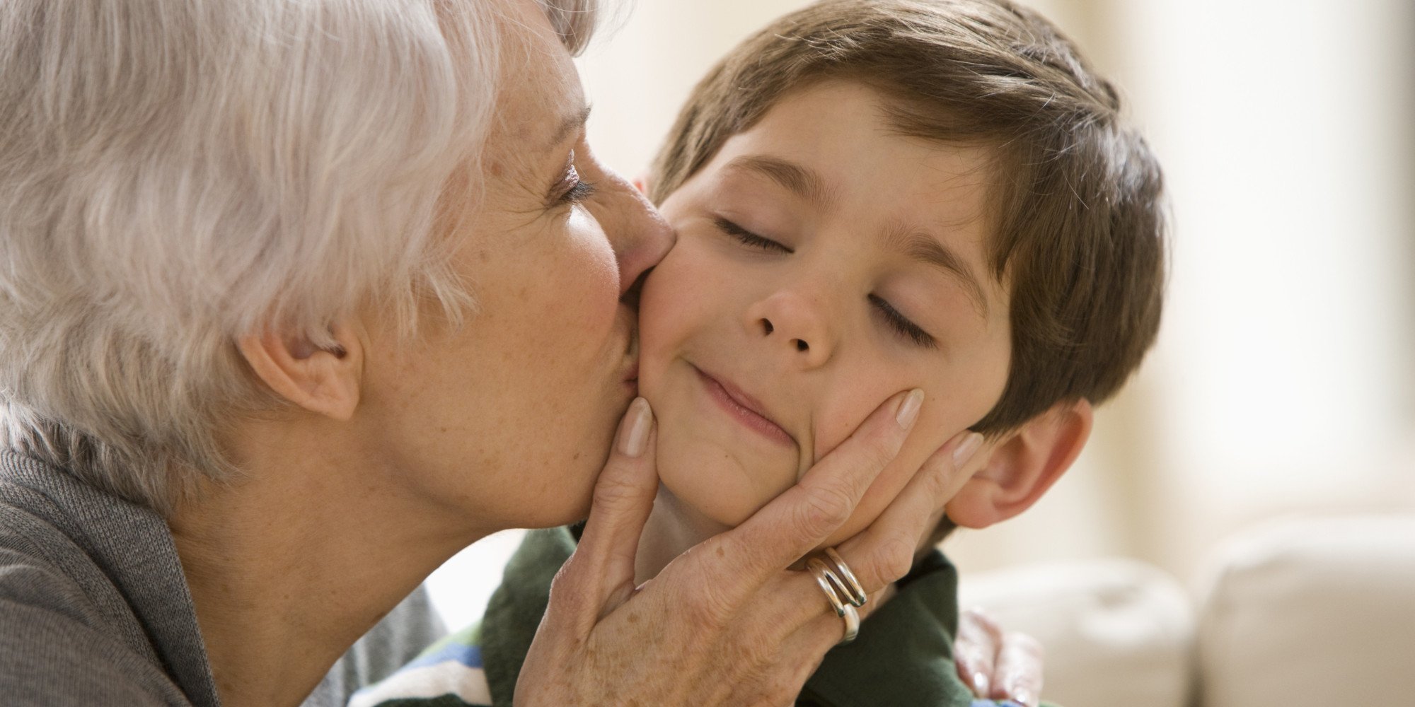 o boy and grandma facebook.jpg?resize=412,275 - Segundo pesquisa, vovó que passa muito tempo com a família vive por mais anos