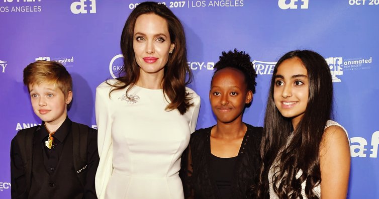 ogi11561.png?resize=412,232 - Angelina Jolie presenta a sus hijas frente a las cámaras de alfombra roja