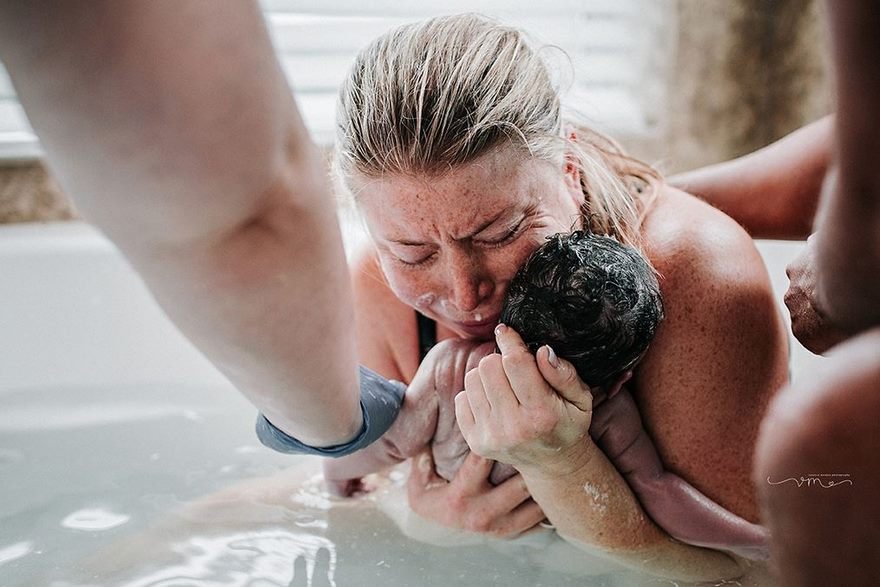 professional birth photography competition winners labor 2017 16 58b02bb54dbc4  880 - 10 Photos From The 2017 Birth Photo Competition Proved: Moms Are Badass