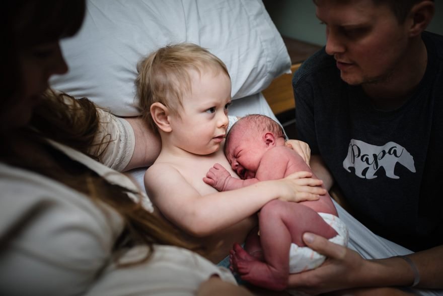 professional birth photography competition winners labor 2017 25 58b02bca556ee  880 - 10 Photos From The 2017 Birth Photo Competition Proved: Moms Are Badass