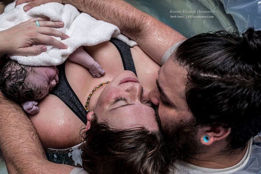 professional birth photography competition winners labor 2017 41 58b02bf776b47  880 - 10 Photos From The 2017 Birth Photo Competition Proved: Moms Are Badass