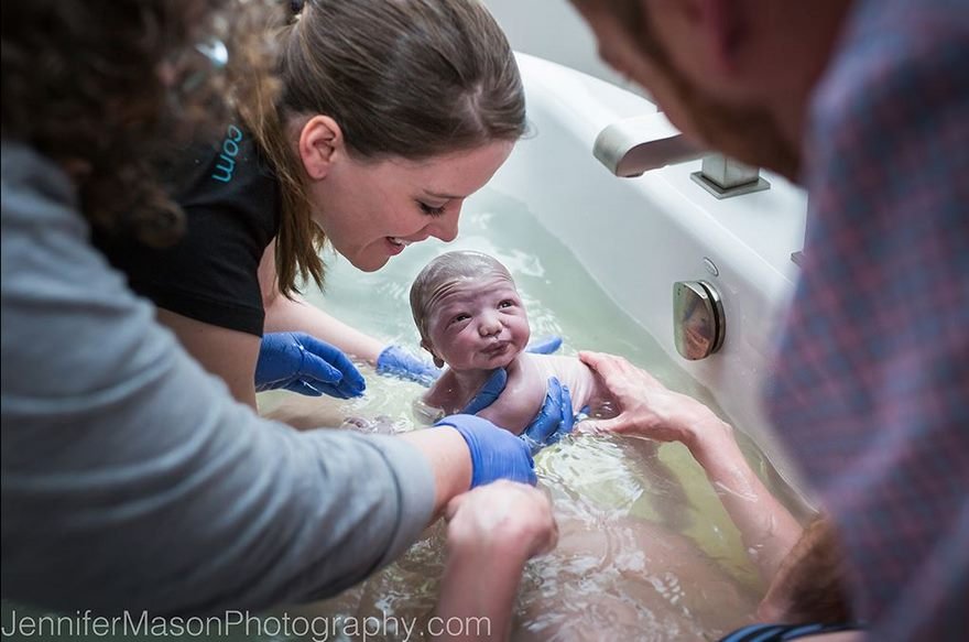 professional birth photography competition winners labor 2017 5 58b02b9a5837f  880 - 10 Photos From The 2017 Birth Photo Competition Proved: Moms Are Badass