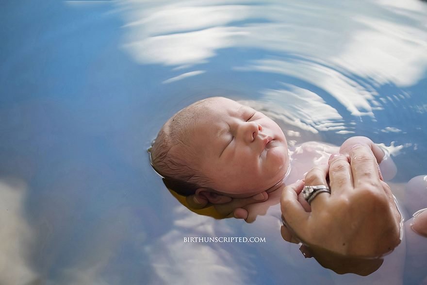 professional birth photography competition winners labor 2017 59 58b02c215aa51 880 - 2017年度國際生產攝影比賽選出「10張最佳生產瞬間」母親真的很偉大！