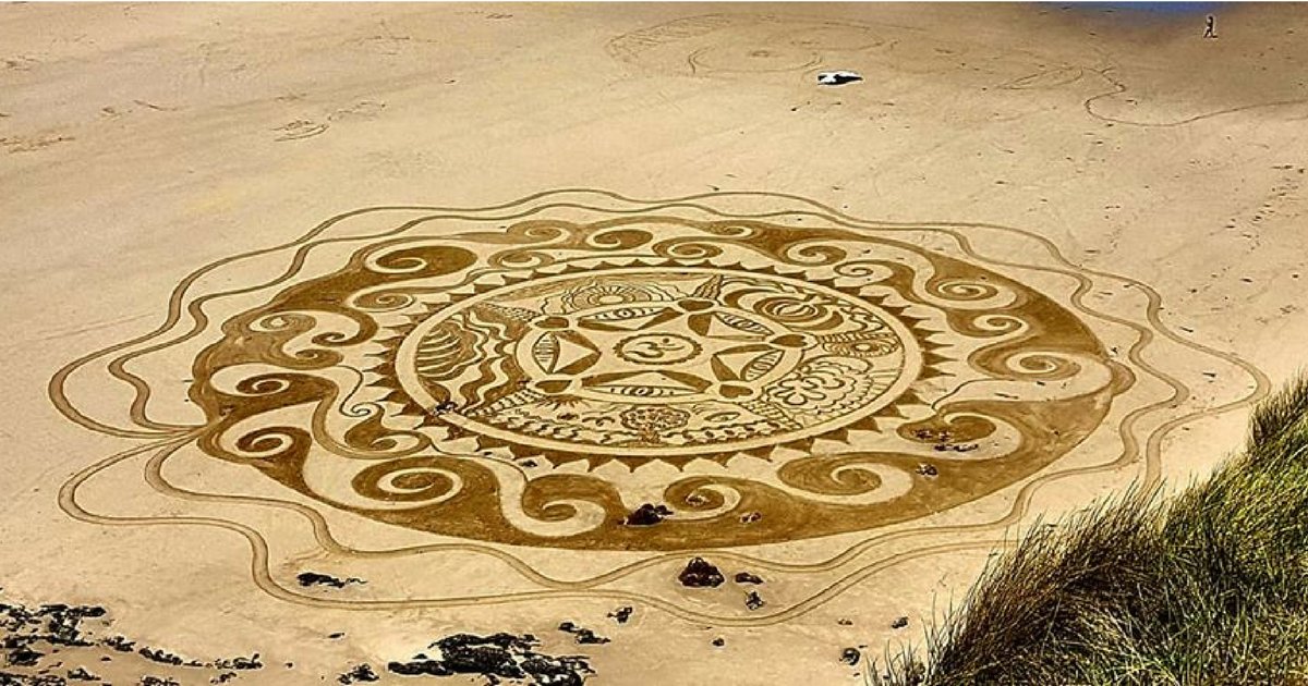 sans titre 2 1.png?resize=412,232 - Bretagne : une artiste crée des œuvres fascinantes sur la plage
