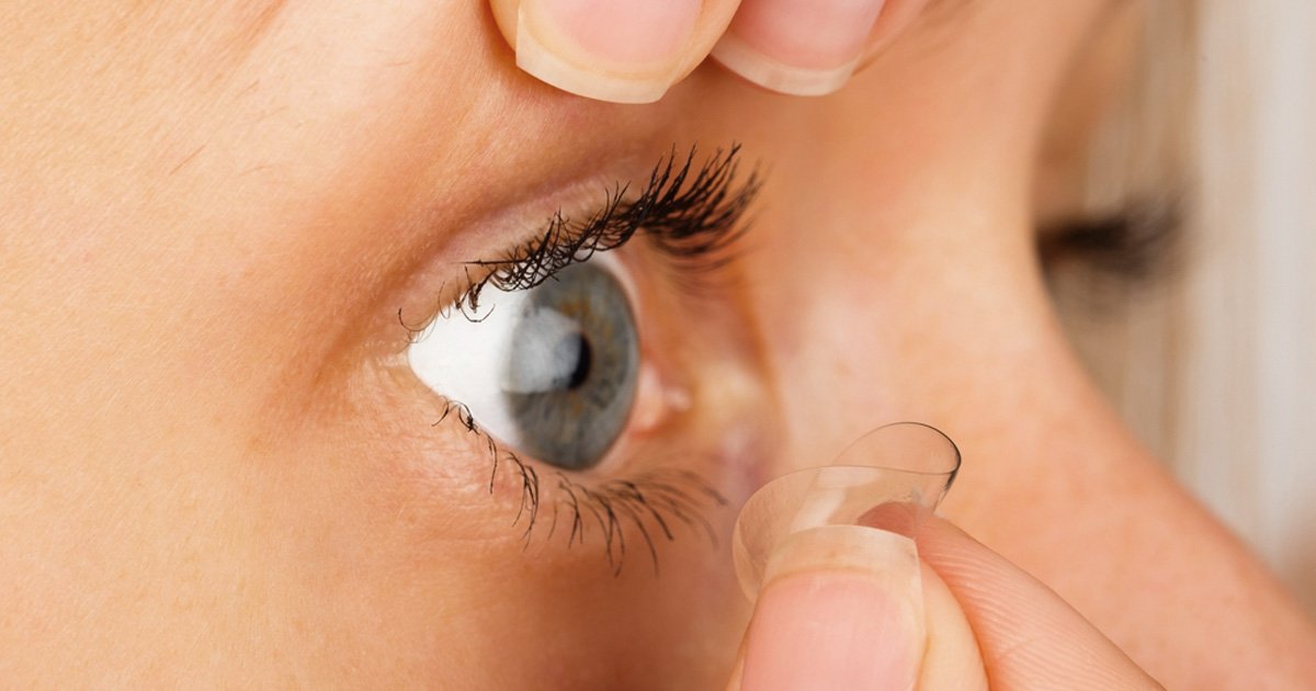 woman removes contact lens 1200x630.jpg?resize=1200,630 - 렌즈 끼고 '절대' 하면 안 되는 금지된 3가지 행동 (사진 5장)