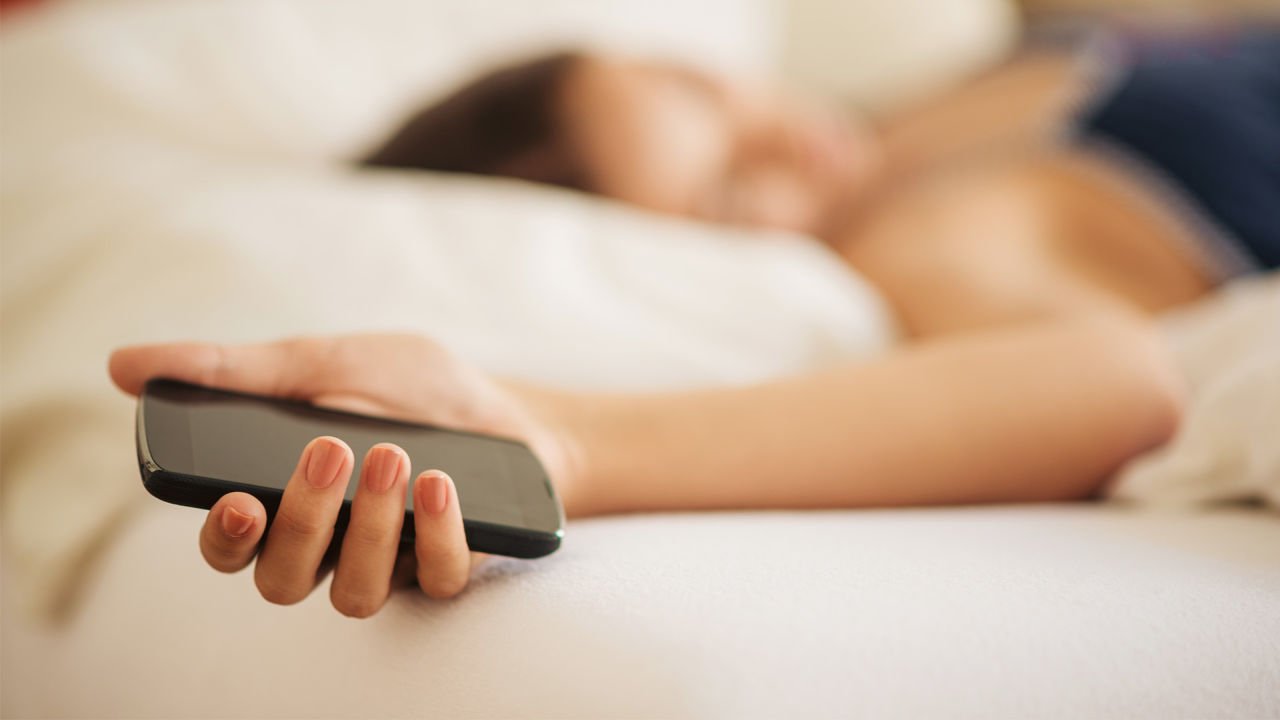 mujer-durmiendo-con-teléfono celular