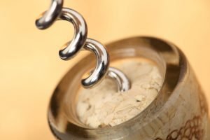 ワインのコルクが抜けない時も焦らずに対処 Hachibachi ワインのコルクが抜けない時も焦らずに対処 Hachibachi