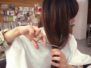 ロングヘアをセルフカットする時のポイント Hachibachi ロングヘアをセルフカットする時のポイント Hachibachi