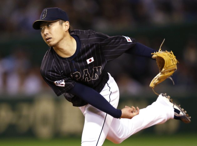 Japan's starter Chihiro Kaneko pitches against U.S. Major League Baseball (MLB) All-Stars during the first inning of an exhibition baseball game in Tokyo November 14, 2014. REUTERS/Toru Hanai (JAPAN - Tags: SPORT BASEBALL)