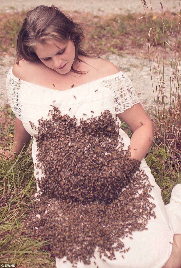 43c2477700000578-4841414-buzzing_baby_experienced_beekeeper_emily_mueller_33_poses_with_2-m-73_1504206451484
