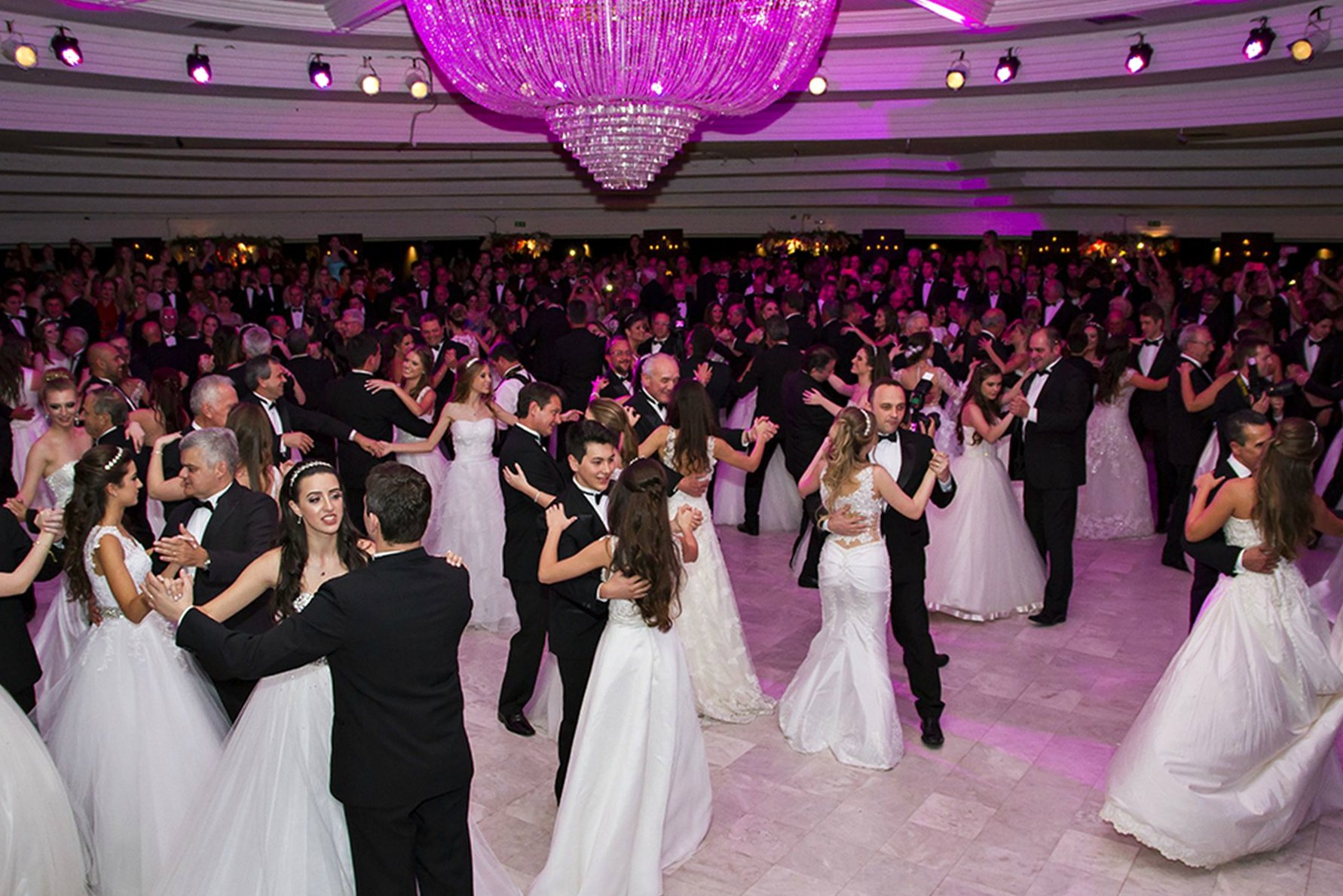 baile debutante clube curitibano amplo.jpg?resize=412,275 - Tenebroso! Você sabe qual é a origem das festas de debutantes?