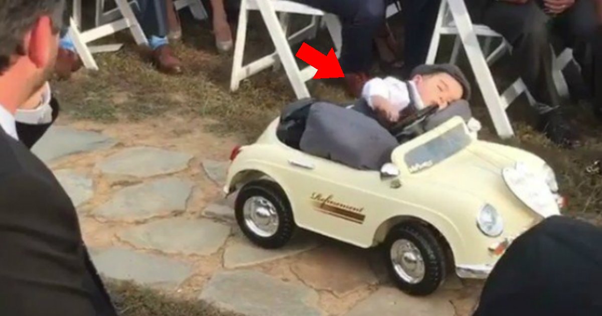bebedormir.jpg?resize=412,232 - Bebê adormece em pequeno veículo antes de entregar alianças em cerimônia de casamento