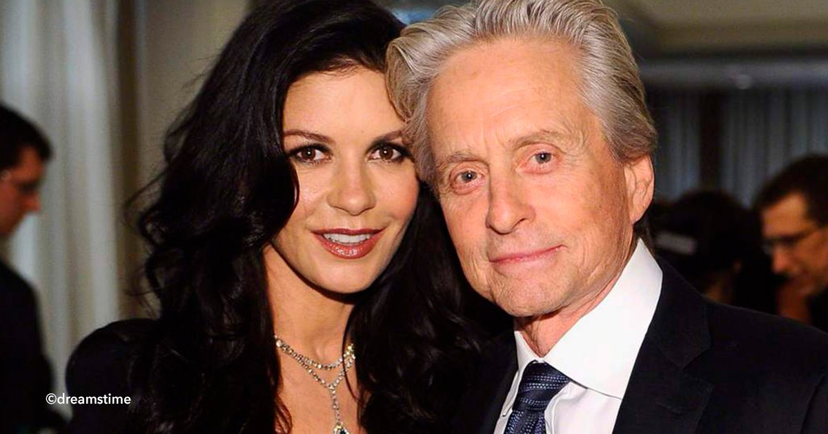 cover33 2.jpg?resize=412,275 - Catherine Zeta-Jones y Michael Douglas han celebrado 17 años de matrimonio y siguen siendo una pareja increíble.