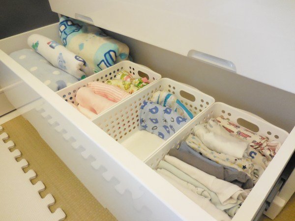 新生児の服をすっきりとまとめるための収納 Hachibachi