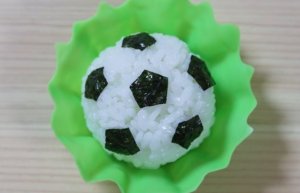 海苔がポイント サッカーボールおにぎりの作り方 Hachibachi 海苔がポイント サッカーボールおにぎりの作り方 Hachibachi