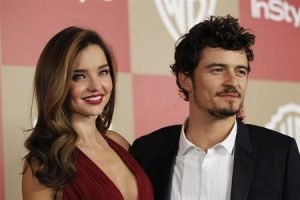 10月25日、オーランド・ブルームさん(右)とミランダ・カーさん(左)が離婚を発表した。写真は1月、ビバリーヒルズで撮影(2013年 ロイター/Mario Anzuoni)