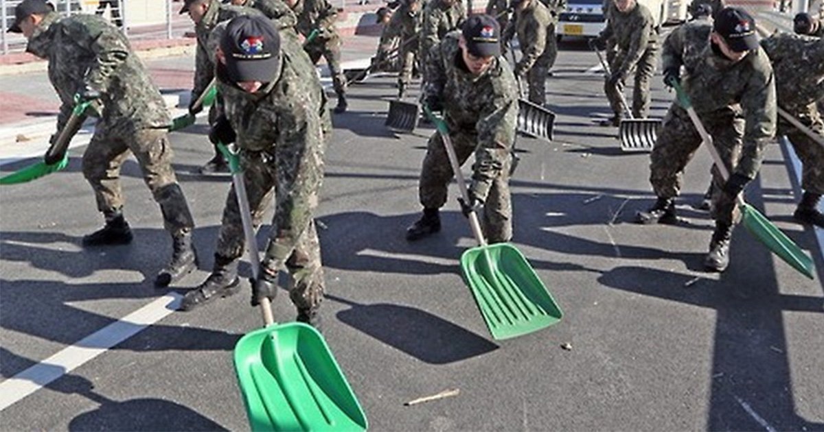 main3 1.jpg?resize=412,232 - 평찰 올림픽을 위해서 맨땅에 제설훈련 하는 군인들