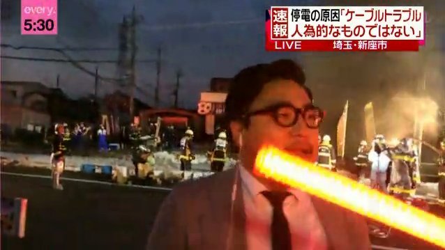 生中継 警察 乱入