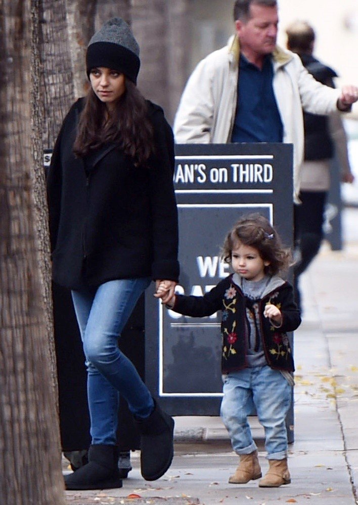 people-criticize-mila-kunis-for-letting-her-daughter-to-drink-wine-3