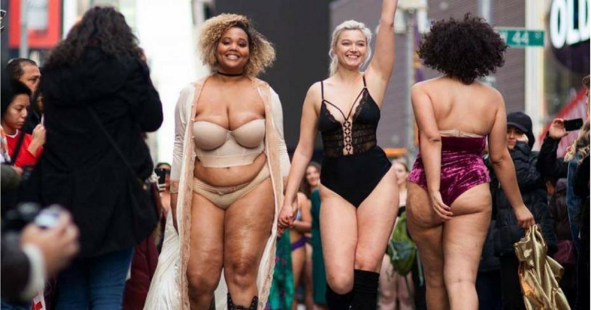 sans titre 2.png?resize=412,275 - Desfile de lingerie em Times Square enfrenta os ditames inumanos da indústria da moda