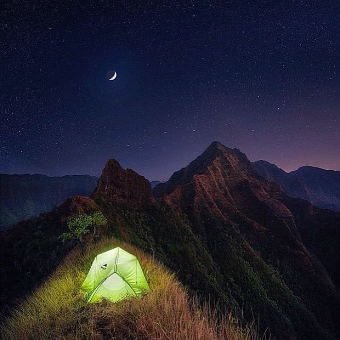 this-woman-has-fun-on-instagram-with-photos-of-people-pretending-to-sleep-in-the-middle-of-nowhere-5a1e72fa4da3a__700