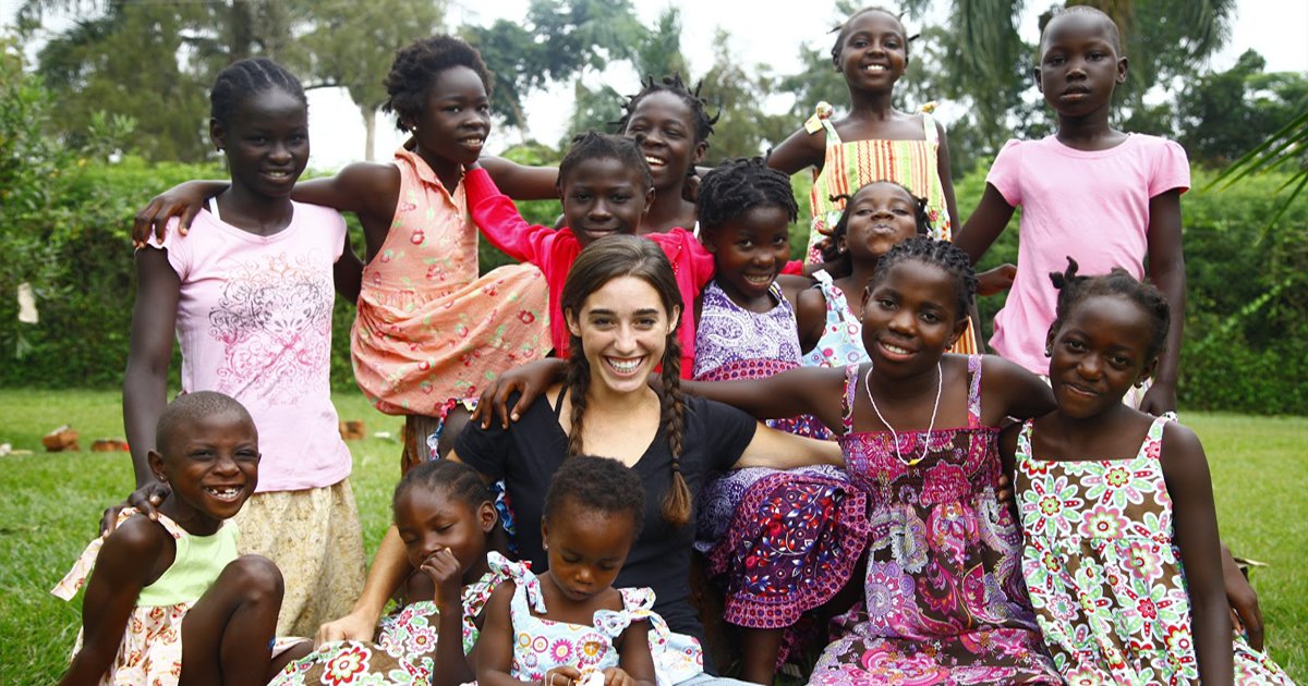 thumbnail5hc.png?resize=1200,630 - Conheça a história inspiradora da mulher que adotou 13 meninas na Uganda