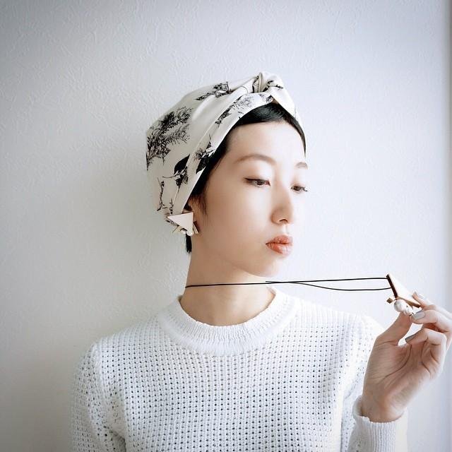 ショートヘアのヘアバンドの付け方4つのトレンド紹介 Hachibachi ショートヘアのヘアバンドの付け方4つのトレンド紹介 Hachibachi