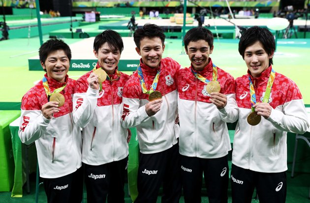 RIO DE JANEIRO, BRAZIL - AUGUST 08: (L to R) Gold medalists Koji Yamamuro, Kohei Uchimura, Yusuke Tanaka, Kenzo Shirai and Ryohei Kato of Japan pose for photogrpahs with their medals at the medal ceremony for the men's team final on Day 3 of the Rio 2016 Olympic Games at the Rio Olympic Arena on August 8, 2016 in Rio de Janeiro, Brazil.  (Photo by Julian Finney/Getty Images)