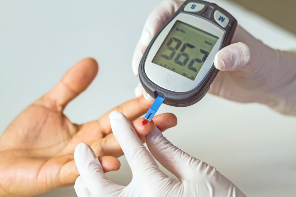 49242073 - blood glucose meter, the blood sugar value is measured on a finger