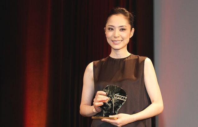 独身街道を突き進む女優 深津絵里の歴代彼氏を大暴露 Hachibachi 独身街道を突き進む女優 深津絵里の歴代彼氏を大暴露 Hachibachi