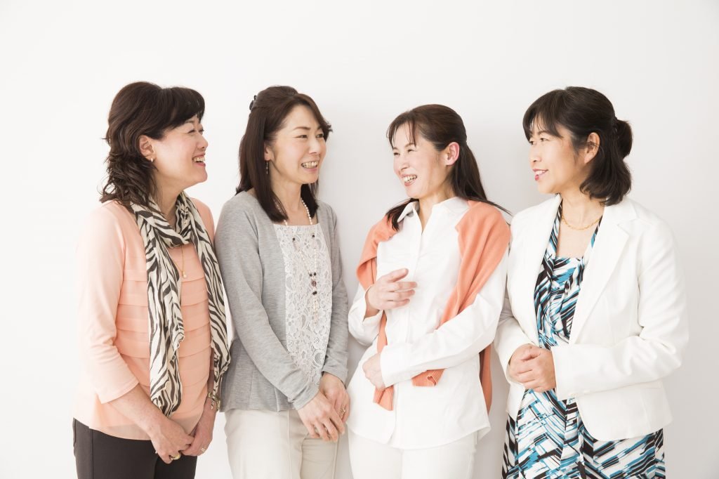 同窓会の服装に困る 年代別の同窓会の服装おすすめファッションはコレだ 同窓会の服装 Hachibachi 同窓会の服装に困る 年代別の同窓会の服装おすすめファッションはコレだ 同窓会の服装 Hachibachi
