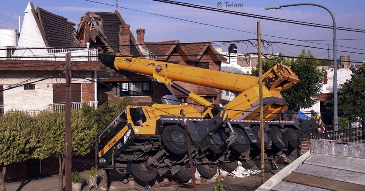 cover 124.jpg?resize=412,275 - Una grúa en Argentina cae sobre una casa al transportar una pileta, aquí el video