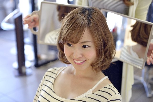 前髪は自分で切る 美容院で切る 美容院がおすすめな理由とは Hachibachi 前髪は自分で切る 美容院で切る 美容院がおすすめな理由とは Hachibachi